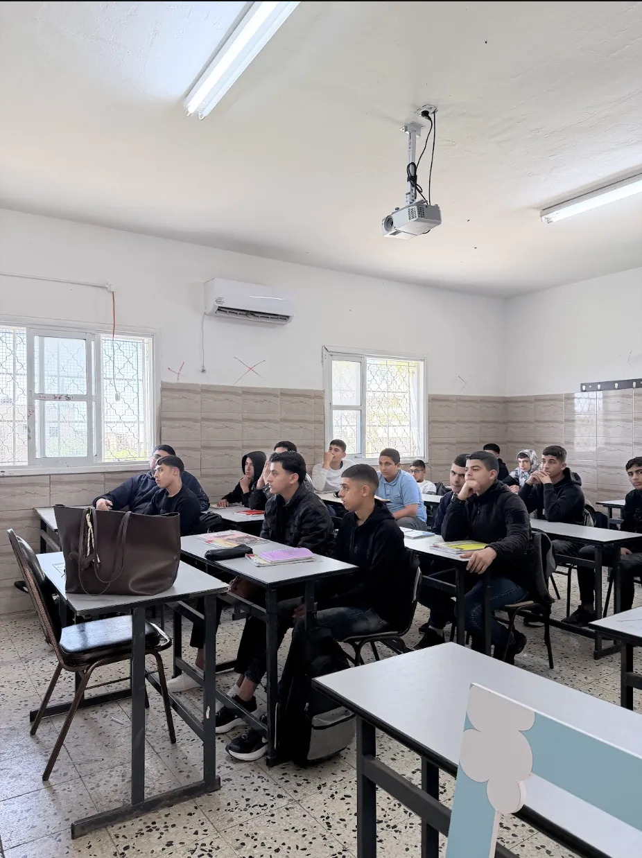 طلبة يتعلّمون داخل الصف